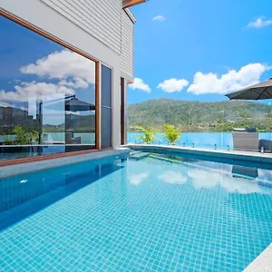  Holiday home 14 The Cove - Waterfront Whitsunday